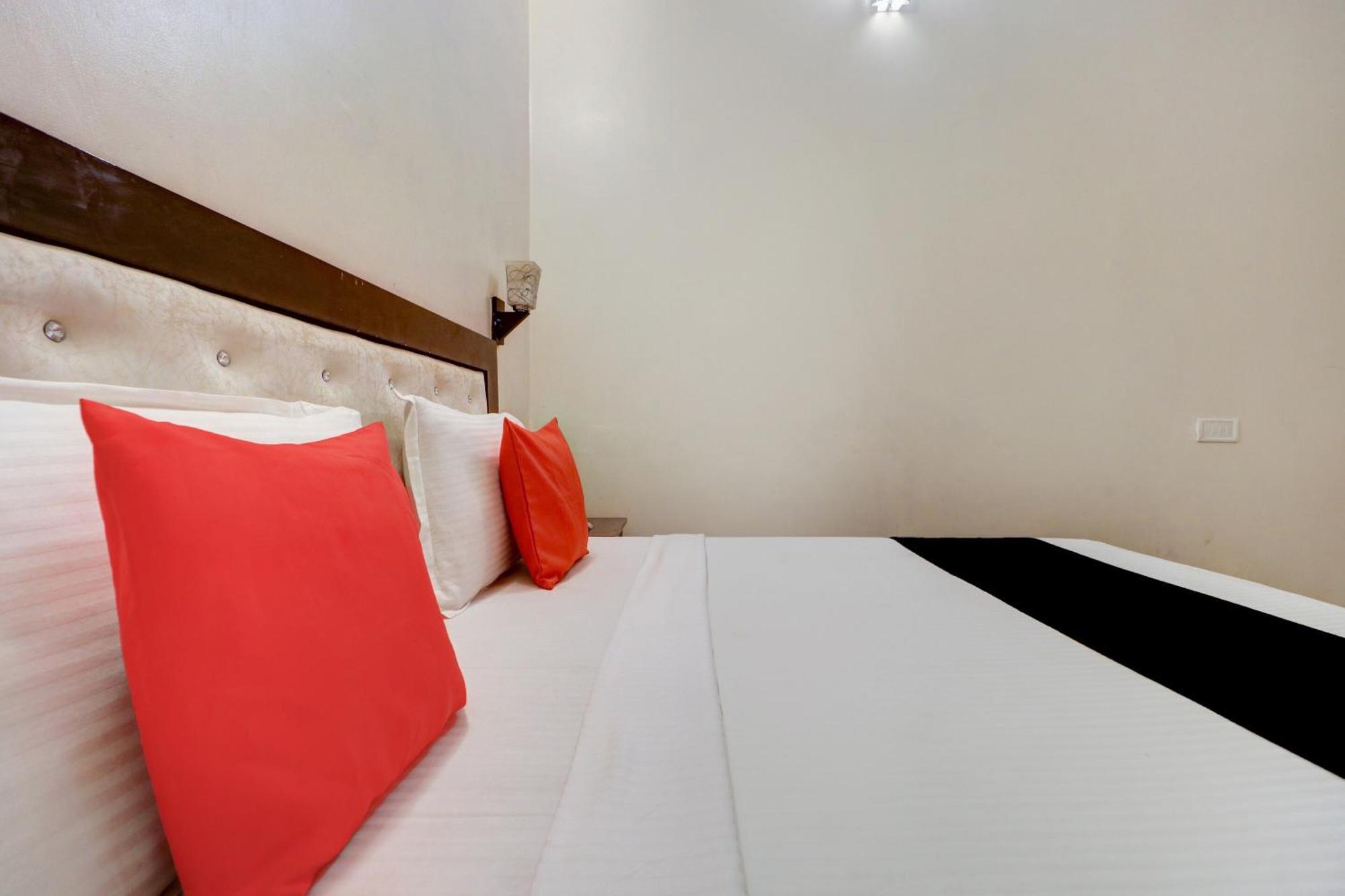 Capital O Divine Hotel Amritsar Ngoại thất bức ảnh